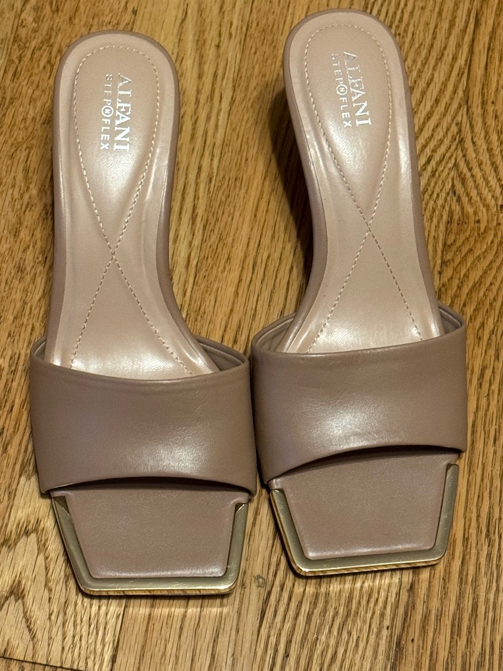 Alfani step n flex tan slip on heel with gold tips
size 9